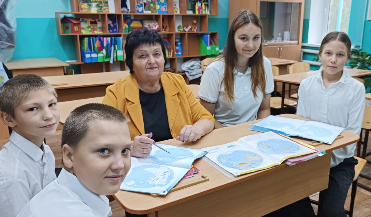 Татьяна Борисовна Резниченко с учениками.