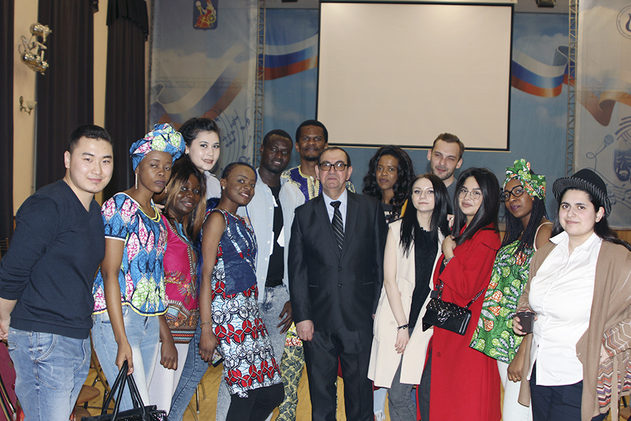 Один из основателей кафедры Сергей Страшнов с иностранными студентами