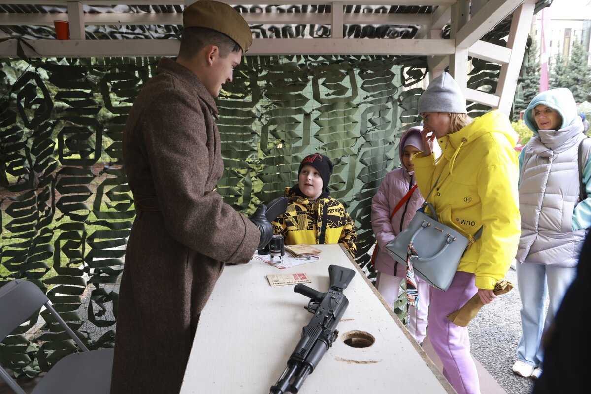    Музей Победы в парке организует праздничную программу ко Дню учителя