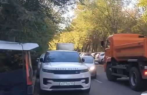     Машины скорой помощи не могут нормально подъехать к 20 больнице