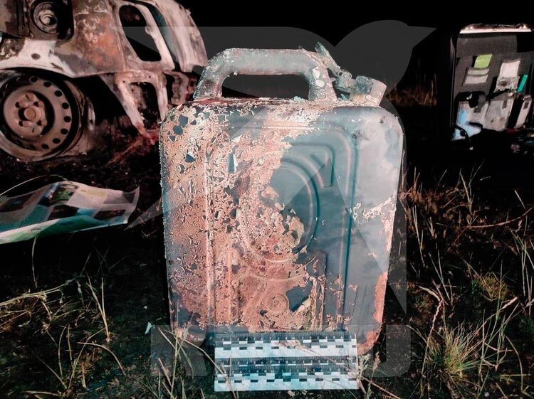 Рядом с машиной нашли канистру