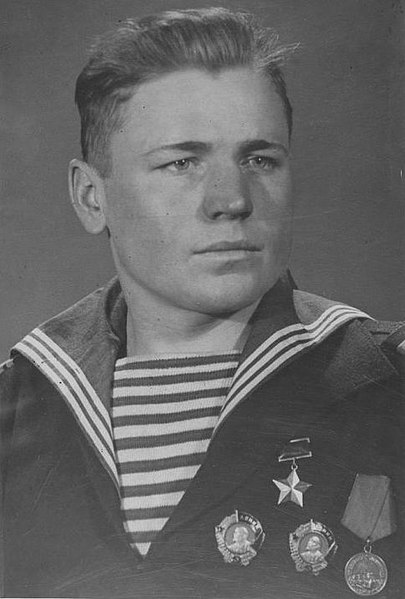 Ива́н Петро́вич Анто́нов (7 июля 1920 — 22 марта 1989) — участник Великой Отечественной войны, стрелок 160-й отдельной стрелковой роты Ленинградской военно-морской базы Балтийского флота, краснофлотец. Герой Советского Союза (22.02.1943), мичман. ru.wikipedia.org