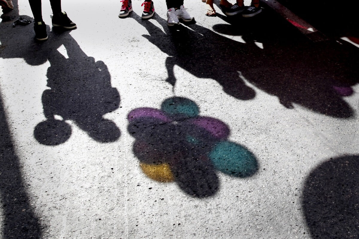    Если в какую-то область попадает мало света, поверхность отражает меньше света обратно в глаза. Меньше света = меньше информации о цвете = выглядит тёмно/чёрно. Источник изображения: gettyimages.com