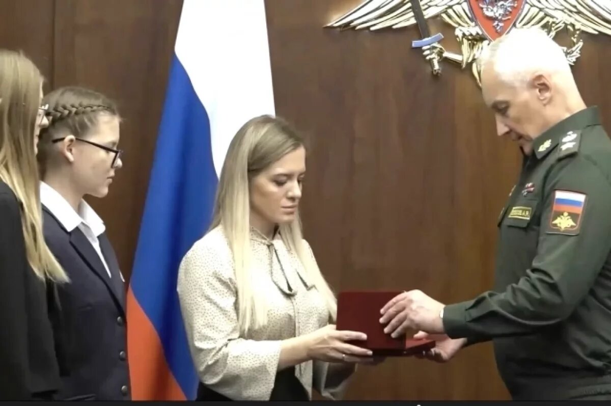    Белоусов вручил жене сосновоборца Константина Чиркова Звезду Героя России