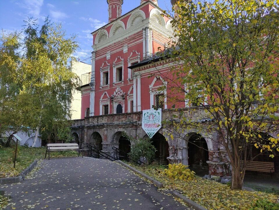 Вход в трапезную