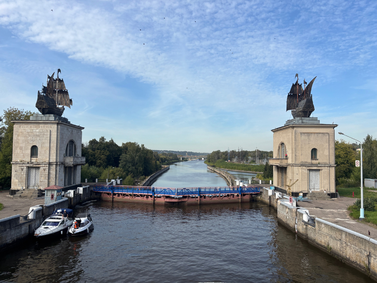 Фото автора. Я очень люблю канал имени Москвы, его шлюзы. Шлюз с каравеллами - особенно 