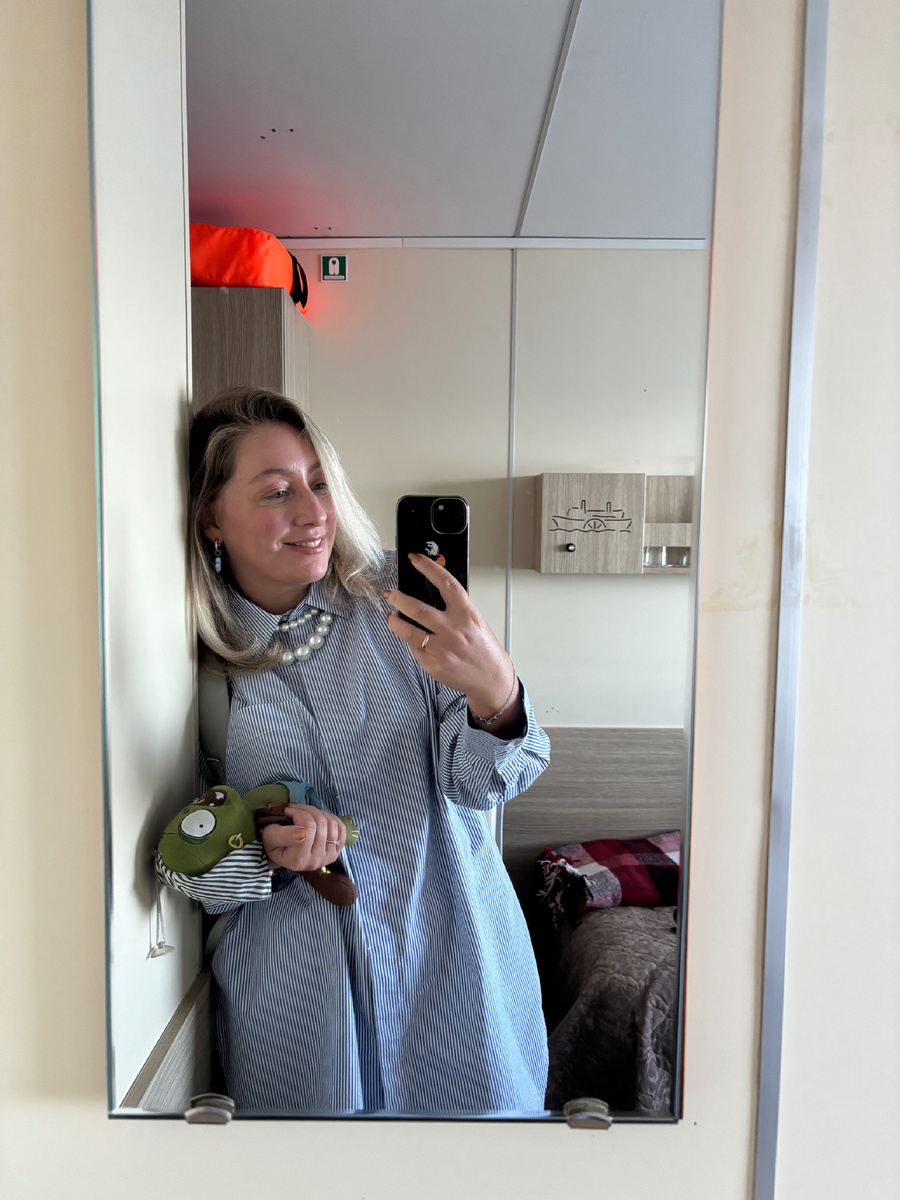 Фото автора. Иногда меня нужно просто поместить в ограниченное пространство, чтобы я перестала бегать ))) Теплоход - отличный вариант 