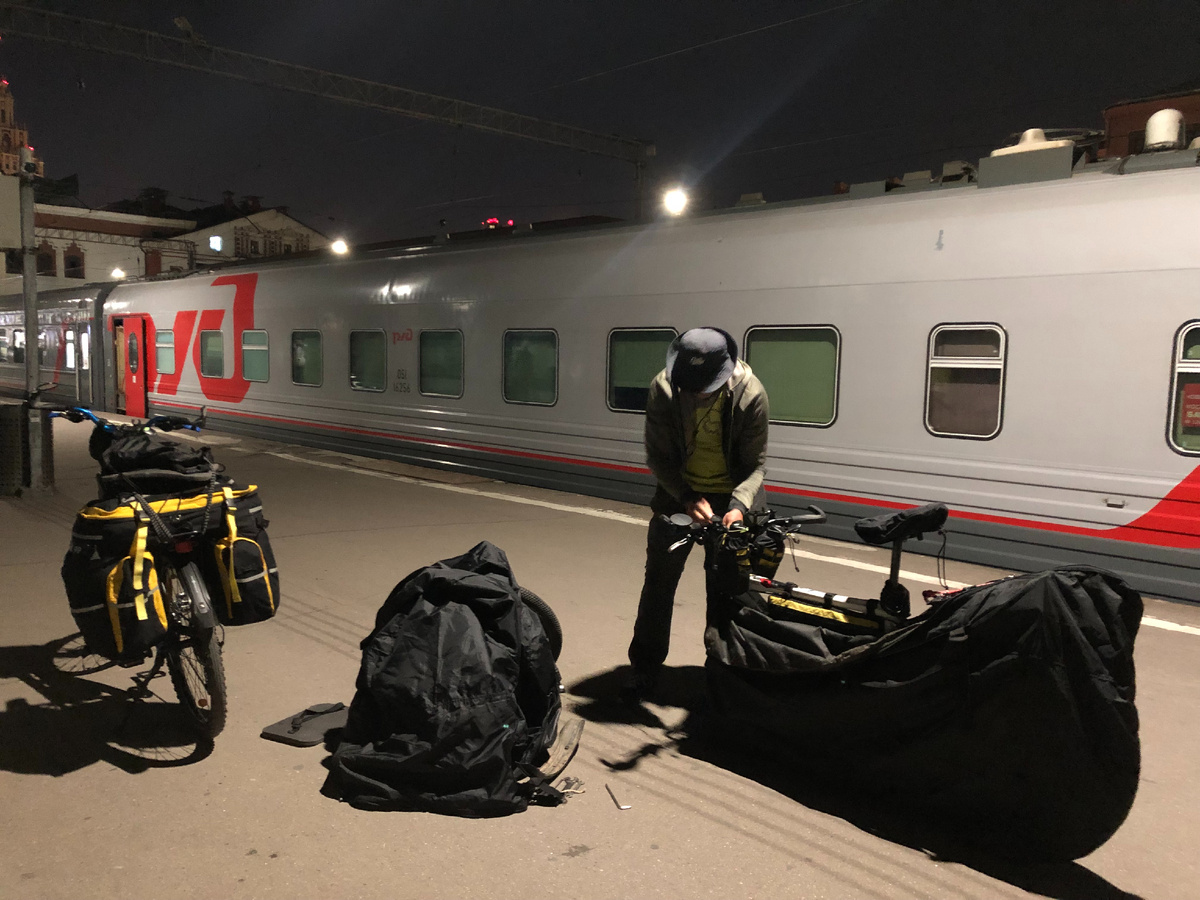 Подготовка велосипедов к погрузке в багажное купе