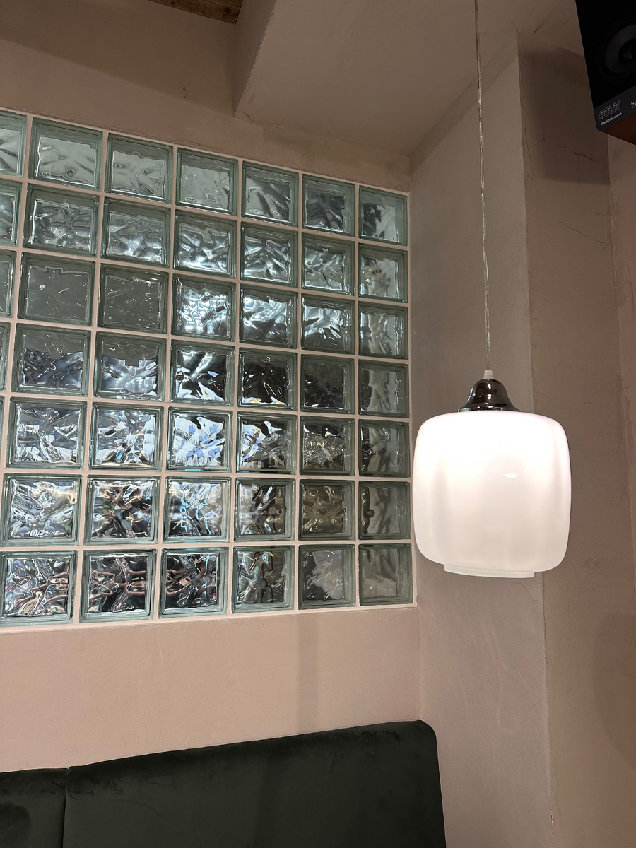 Стеклоблоки, разделяющие зал и кухню