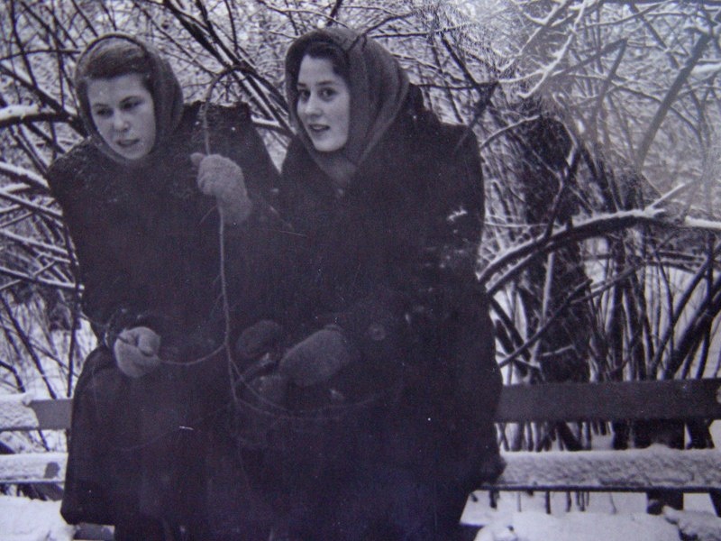 начало 50-х, бабуля с подругой в городском парке