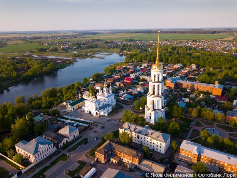 Живописный вид на городской пейзаж Шуи на берегу реки Теза с Воскресенским собором и колокольней, Россия