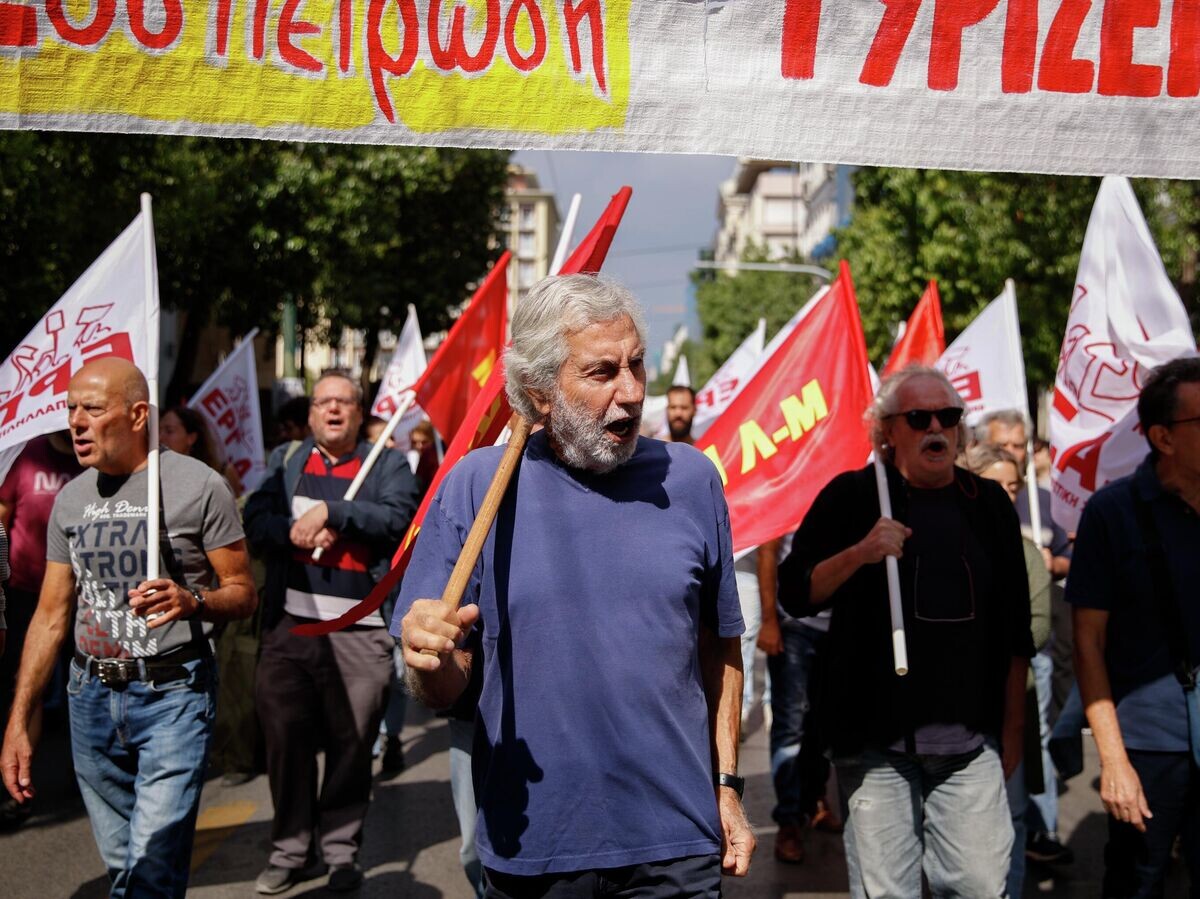    Участники акции протеста в рамках всегреческой забастовки в Афинах. 1 октября 2025© Getty Images / picture alliance / Socrates Baltagiannis