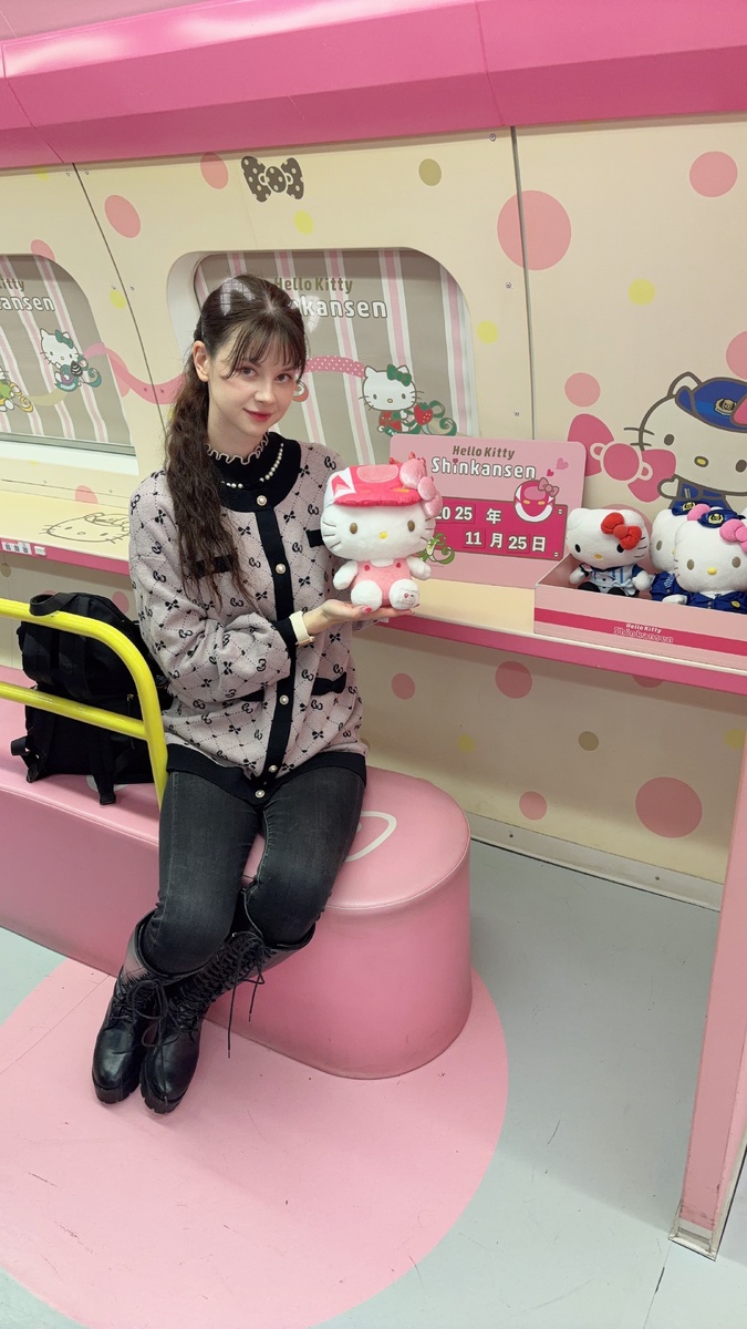 Автор блога в Hello Kitty Shinkansen!