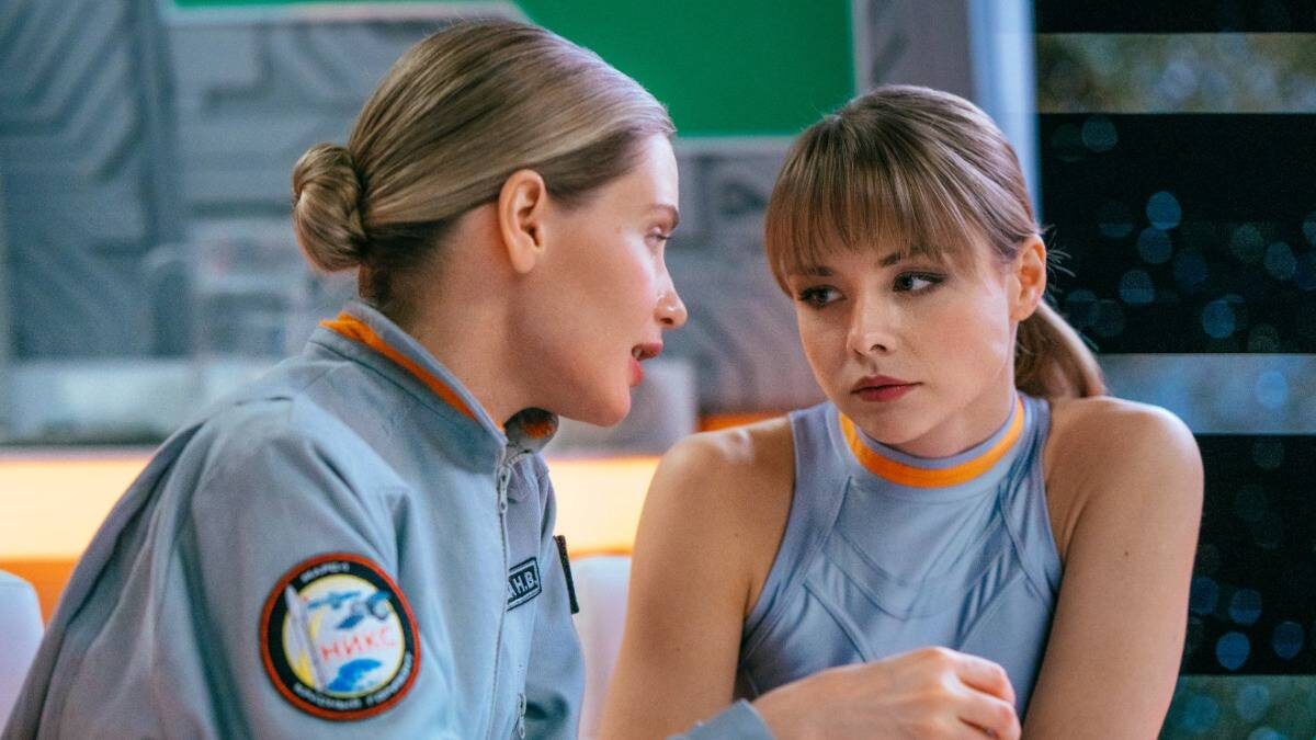    Кадр из сериала «Митрич»: актрисы Татьяна Ратникова и Анастасия Акатова / Фото: Телеканал СТС