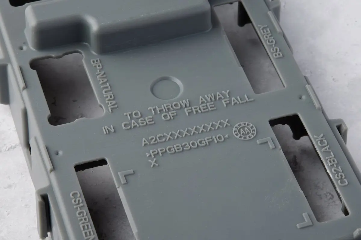 Form 4 (50 мкм): Идеально гладкая поверхность, четкие грани.