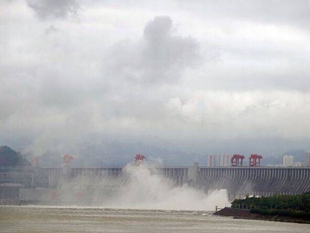 10 триллионов галлонов воды, которые удерживает плотина, увеличивают вес земной коры над уровнем моря. (Изображение: CFOTO/Future Publishing через Getty Images)Посмотреть 3 изображения