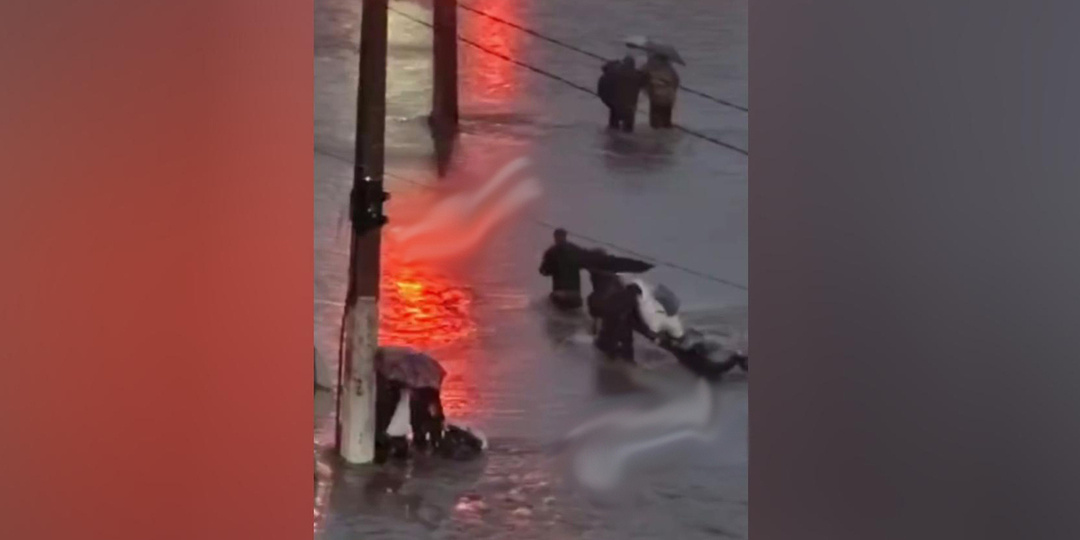 «Мокрые пенсионеры всю ночь мерзли в трамваях»: ливень устроил Одессе армагеддон