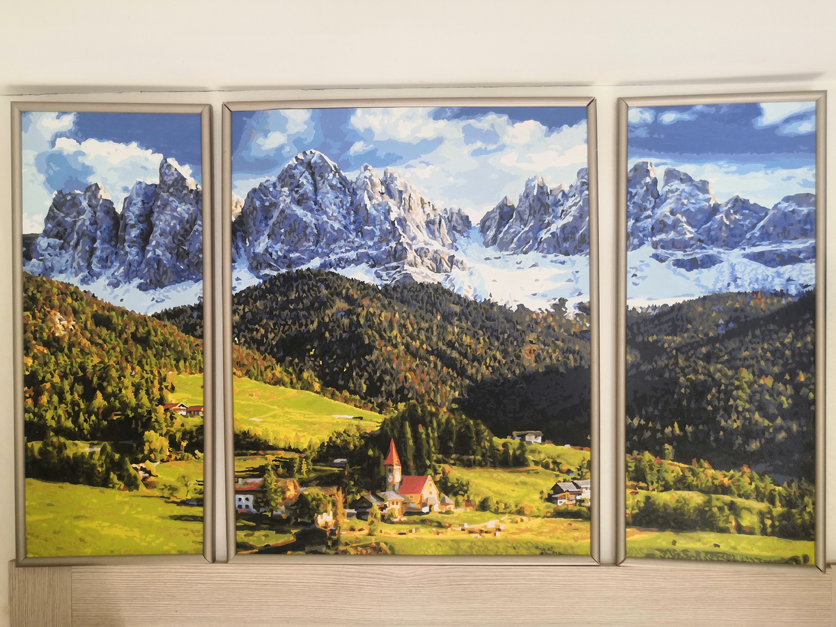 Многослойная картина. В ней присутствует и небо, и горы, и зима, и лето, и лес, и поле. Находясь в балансе между собой