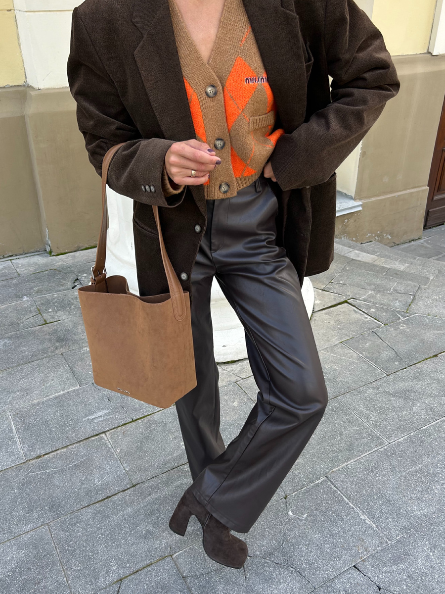 Замшевая сумка и утепленный жакет моментально добавят образу глубины.