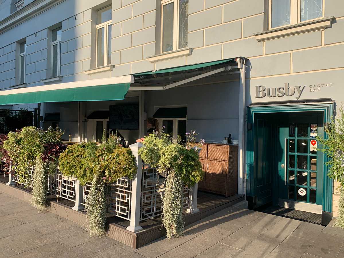 Вход в гастробар "Busby" и его веранда