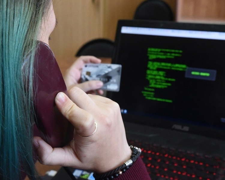     Пенсионерка из Курска лишилась 660 тысяч рублей, поверив мошенникам