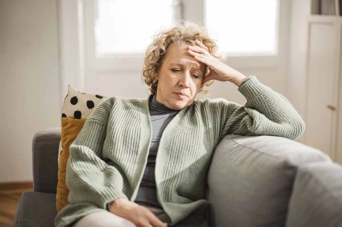    Если с давлением все вроде нормально, а голова болит, то может помочь простое обезболивающее.