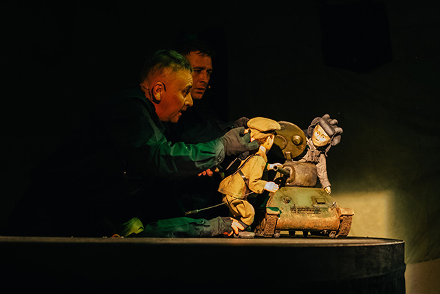 Сцена из спектакля «Танкист»