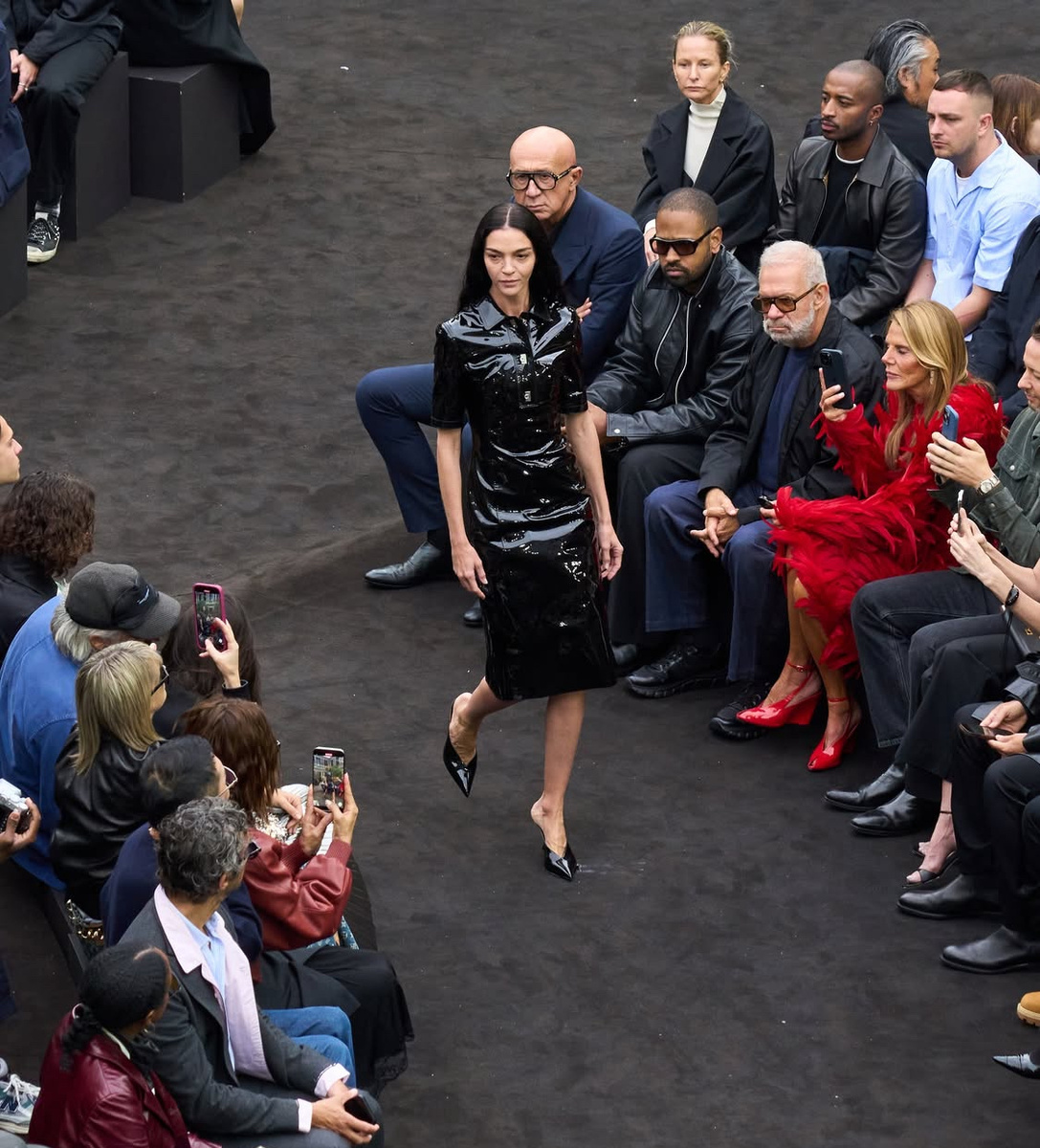 Обратите внимание, что сохраняется фактура в образе полностью, включая обувь.