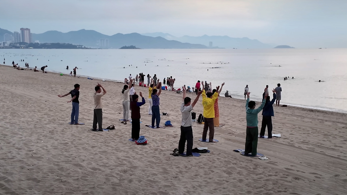 С заходом солнца в Нячанге начинается настоящая жизнь – пляжи заполняются местными жителями, спешащими насладиться морским воздухом и общением, пока ласковые лучи больше не грозят нежелательным загаром.