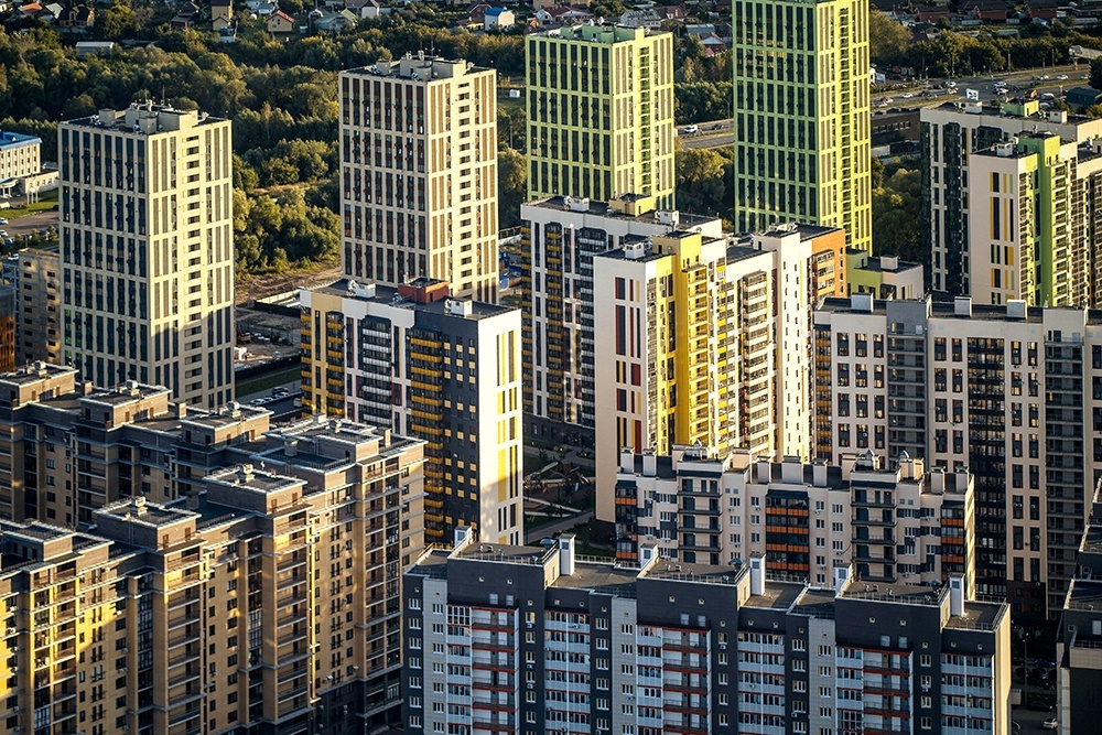    При выборе жилья стоит обращать внимание не только на материал стен, но и на расположение дома и объекты инфраструктуры поблизости, в том числе, строящиеся. / Роман Кручинин/ РИА Новости