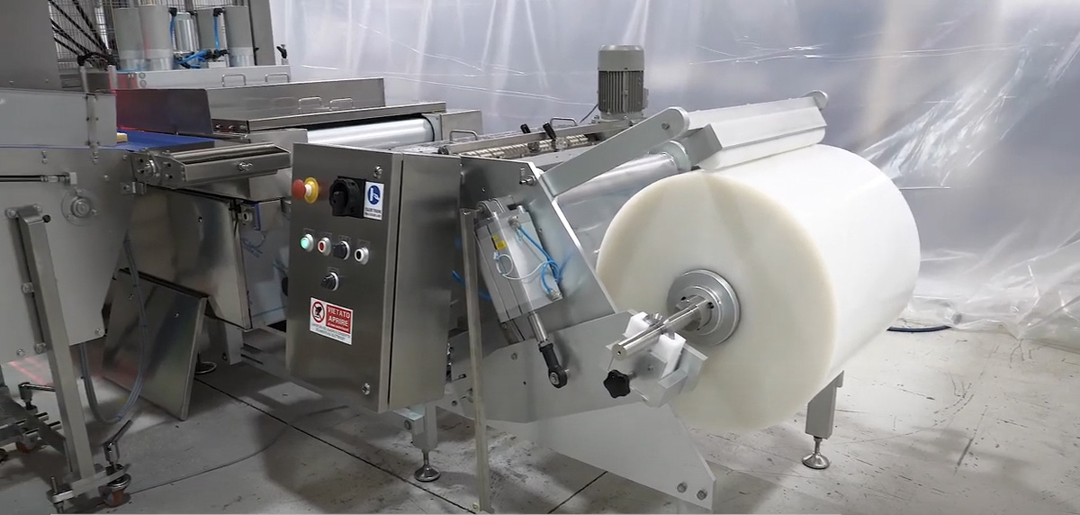 Подача нижней пленки на термоформере