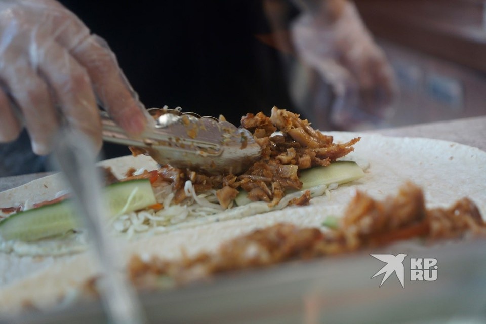    Мужчина скупил ларек с шаурмой и хот-догами, которыми угостил прохожих, оплатив это с чужой карты Алексей БУЛАТОВ