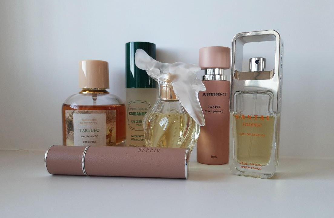 Только оформляя статью, заметила, как гармонично цветовая гамма флаконов вписывается в осеннюю тему :)