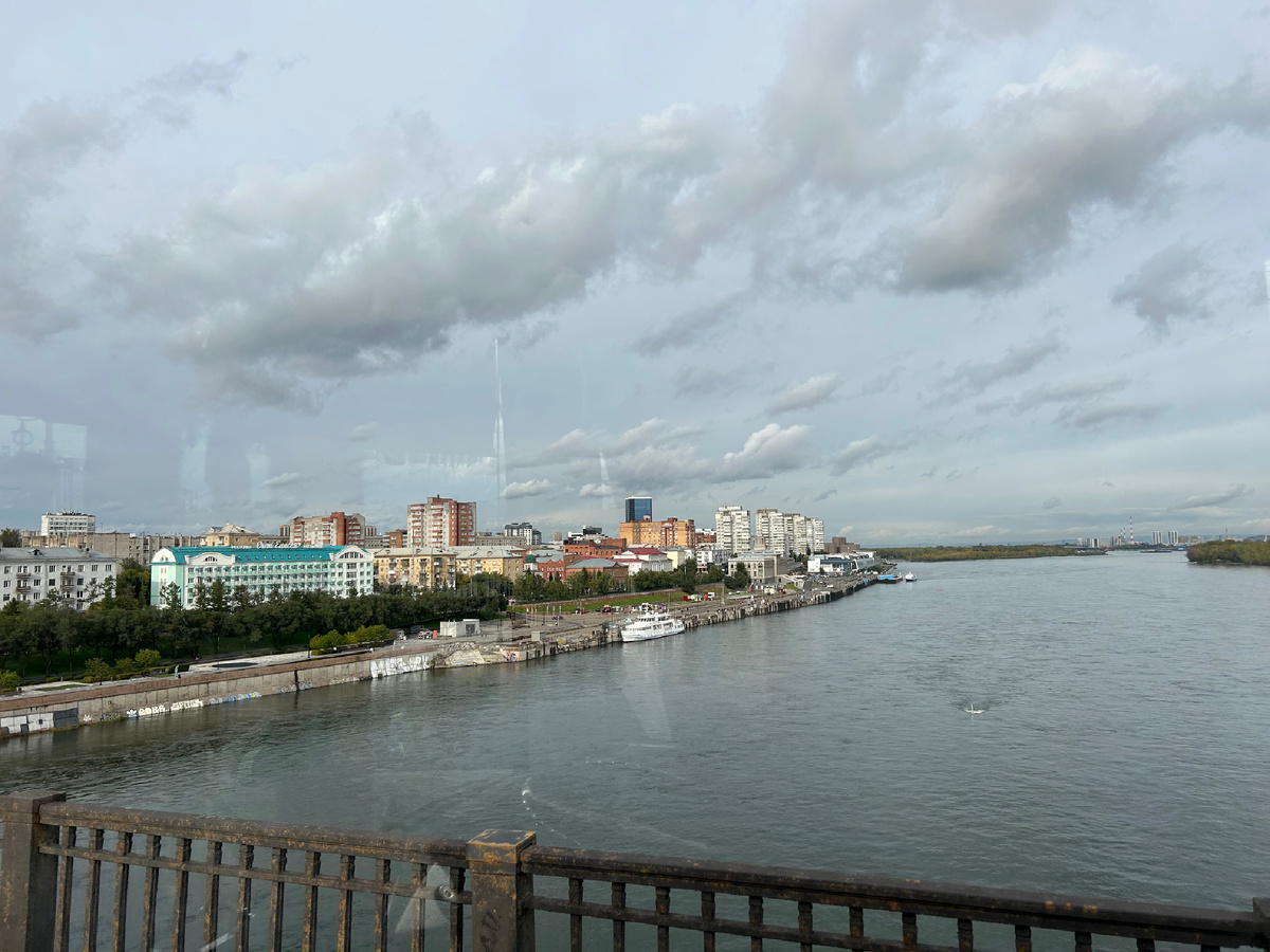Вид из окна автобуса на Красноярск. Мне он всегда нравился и нравится сейчас. Но есть некоторые НО…
