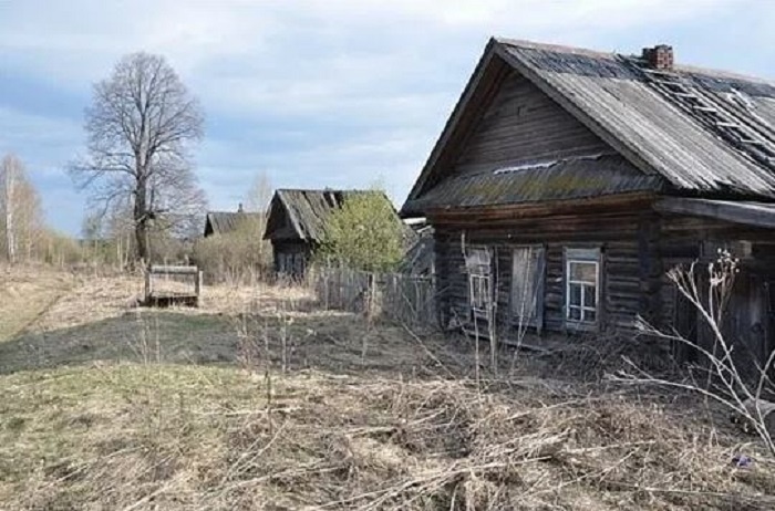 Деревня оказалась полузаброшенной. 
