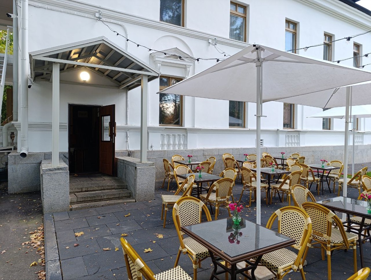 Вход и летняя площадка. Но у нее нет ни грамма того антуража, что спрятан в подвале.