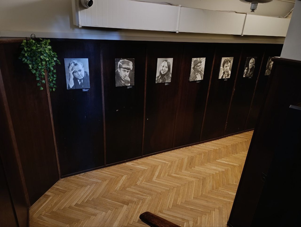 Коридор и небольшая "аллея славы".