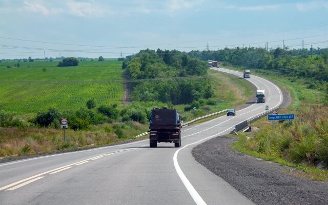Пересекать дорожную разметку 1.11 в большинстве случаев можно только со стороны прерывистой линии. Исключением является ситуация, когда водитель завершает обгон или объезд (Фото: Svetlana Vozmilova / Global Look Press)