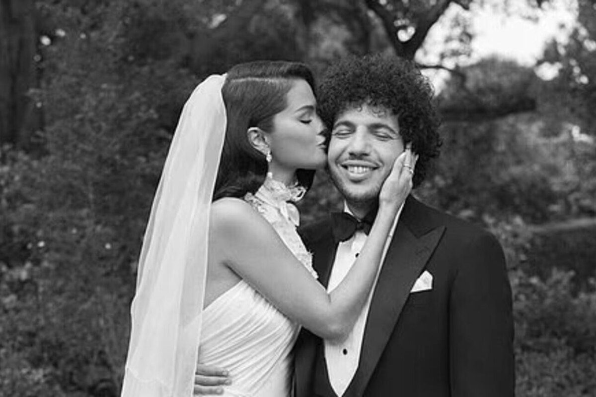    В этом платье Селена пошла к алтарю Социальные Сети