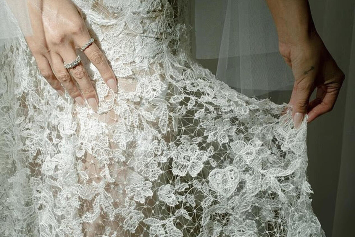    Селена показала секретную деталь на втором платье - вышитое сердечко с инициалами ее и Бенни. Социальные Сети