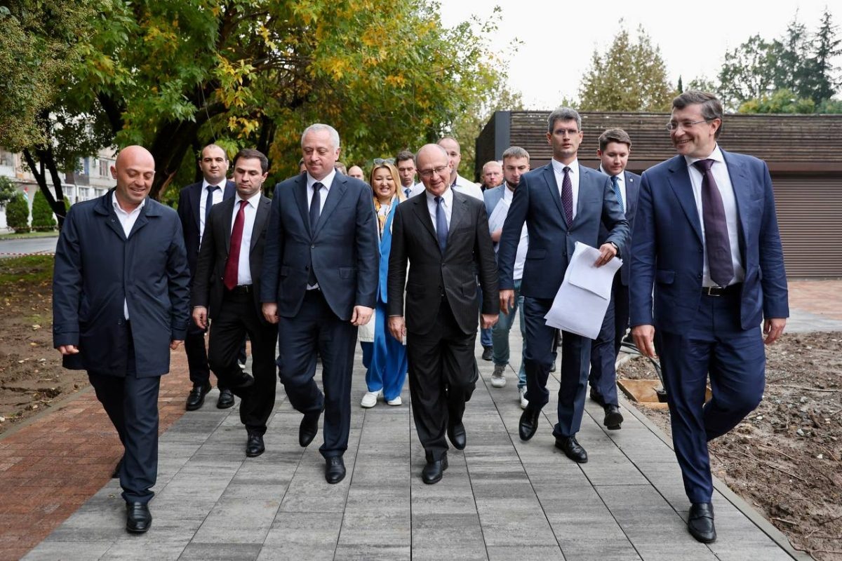    Сергей Кириенко и Глеб Никитин ознакомились с ходом работ по благоустройству сквера в столице Абхазии