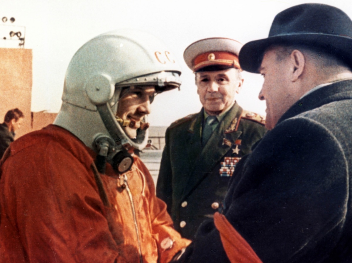 Летчик-космонавт Гагарин Ю.А. в скафандре поднимается к лифту для посадки в космический корабль «Восток» перед стартом. 12 апреля 1961 г.Фото: РГАНТД. Арх. Nº 0-710цв