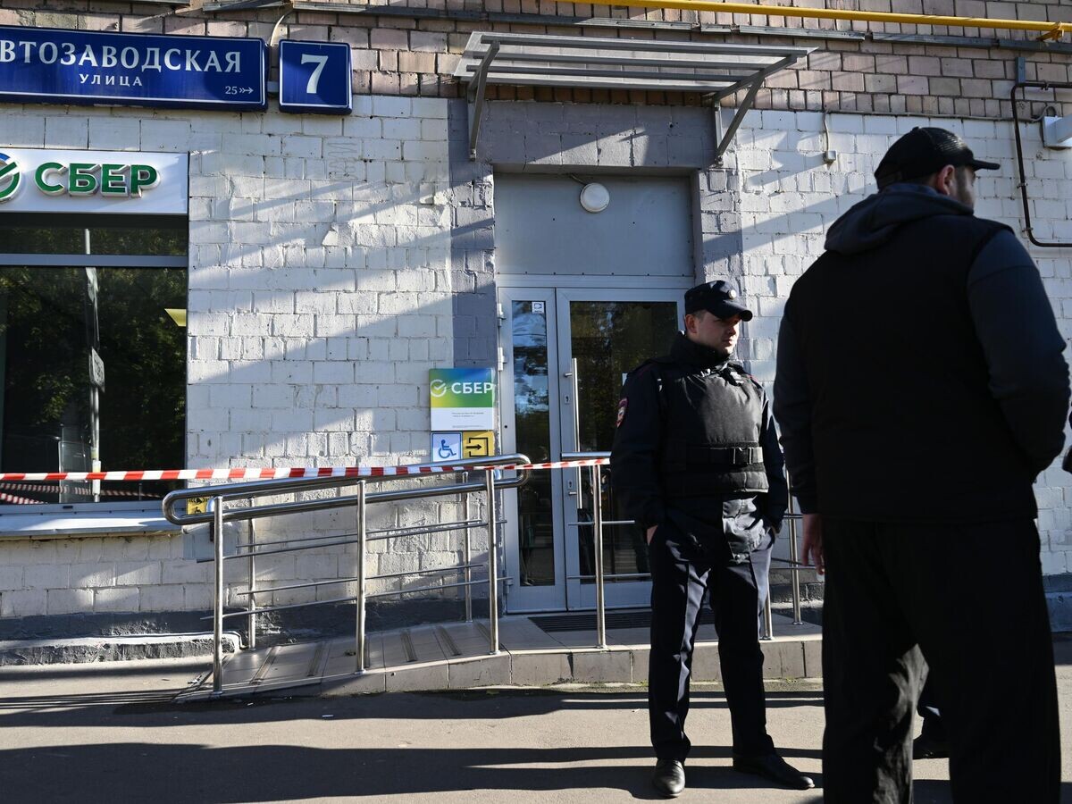    Полицейские дежурят у входа в отделение банка на Автозаводской улице в Москве© РИА Новости / Кристина Кормилицына