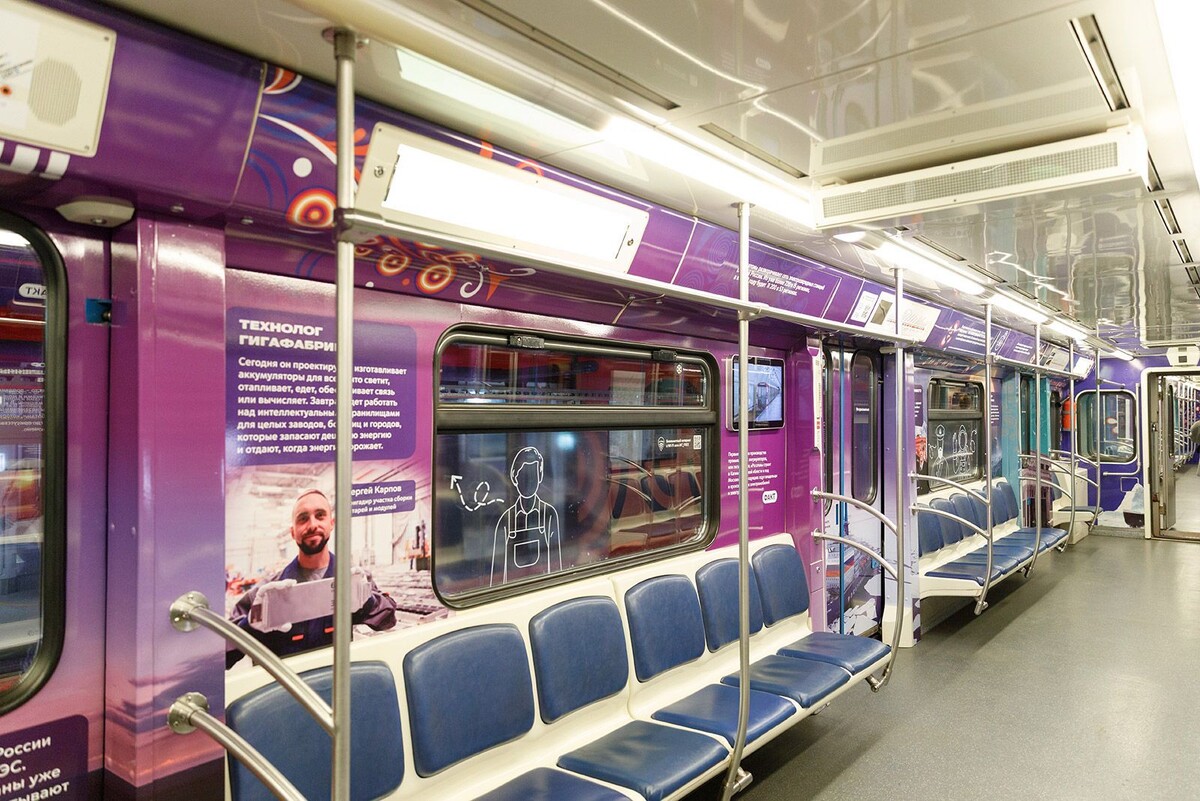    Тематический поезд в метро отметил 80-летие российской атомной промышленности