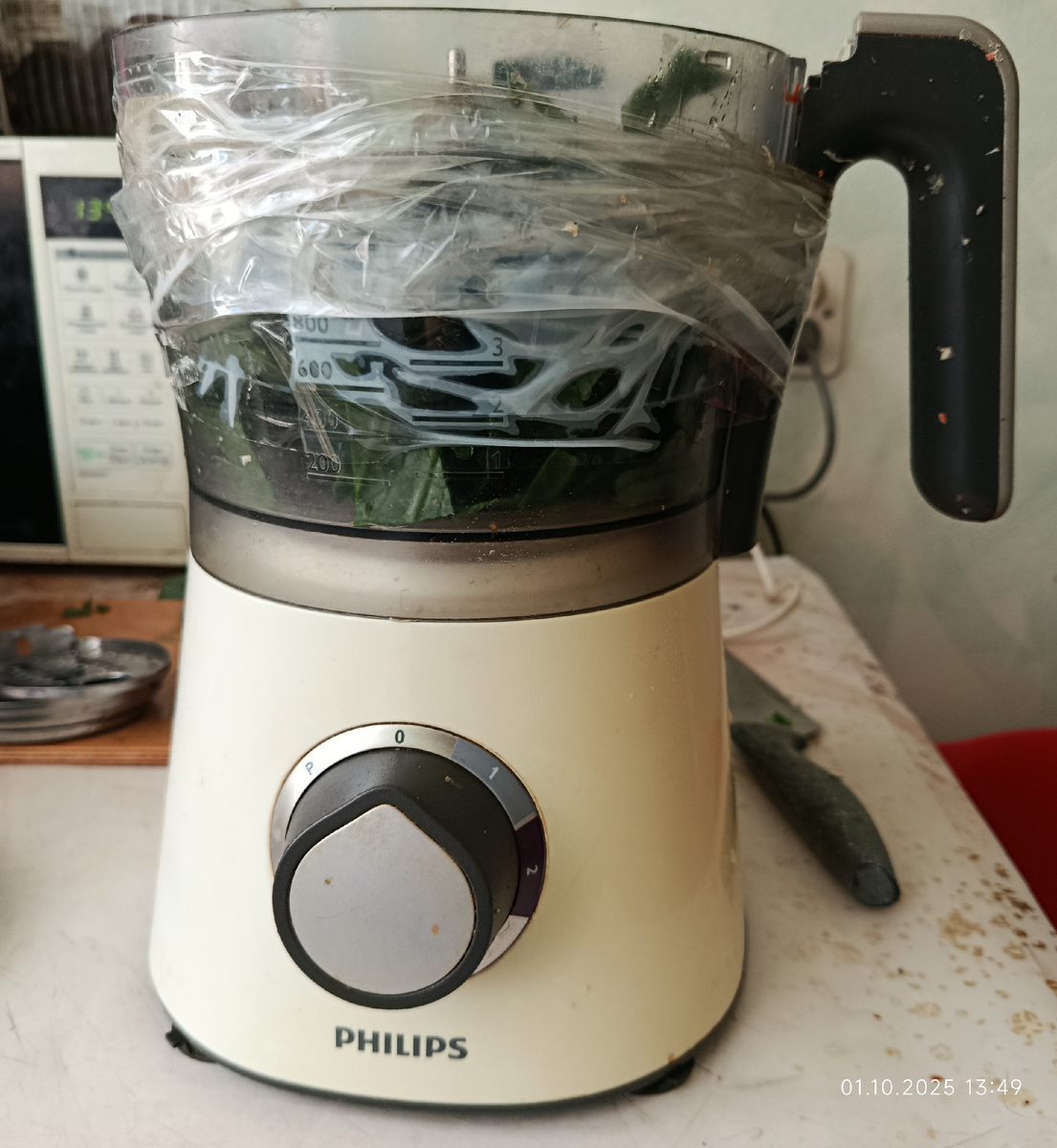 Лет 15 ему, чаша сломана уже. Хотела было на дачу отправить. Купила новый комбайн. Обратно махнула. И мощность у этого больше, и как-то лучше он