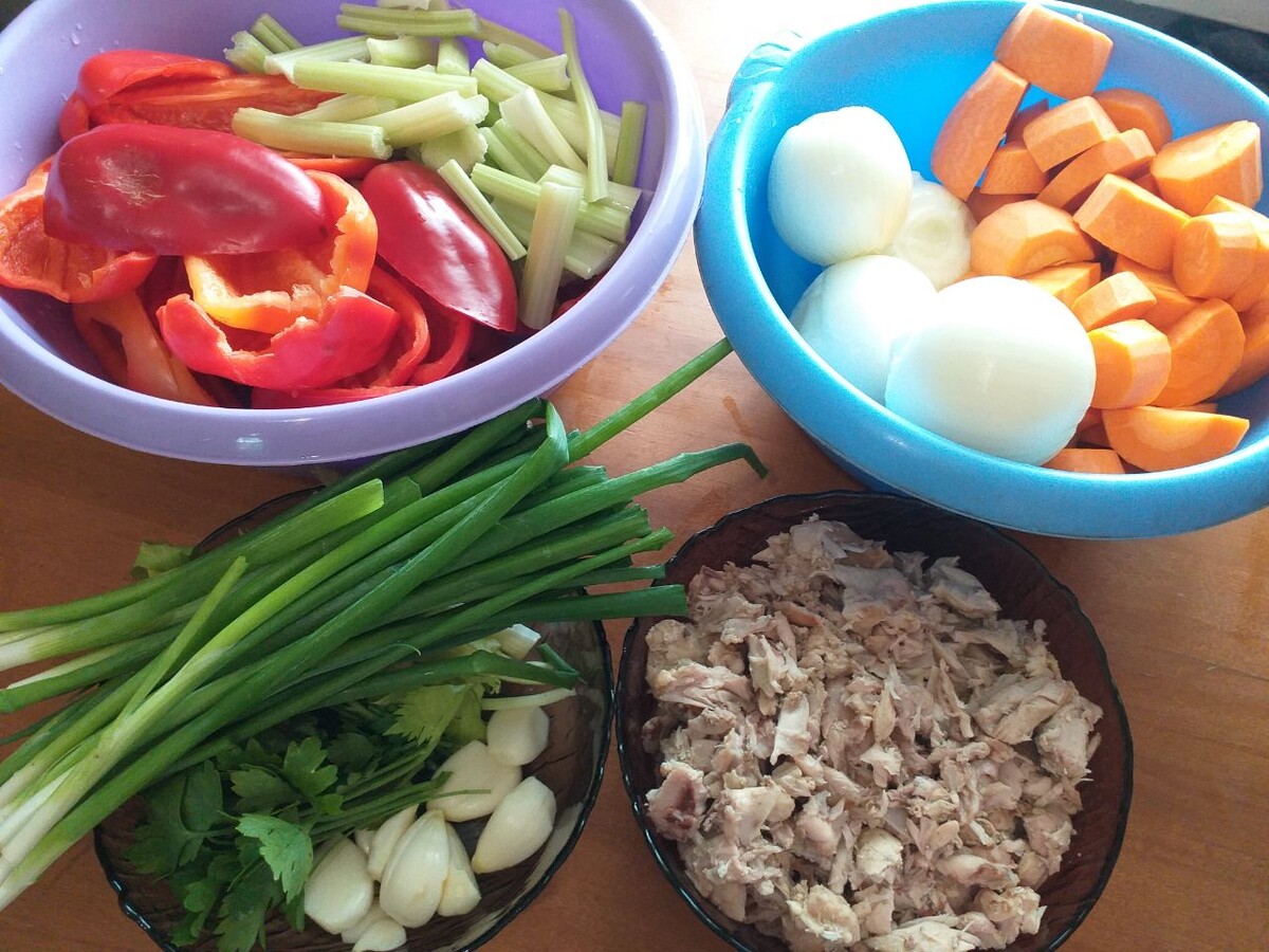 Готовим ингредиенты для кубиков (лук, морковь, перец болгарский, сельдерей, чеснок, зелень, курица отварная 