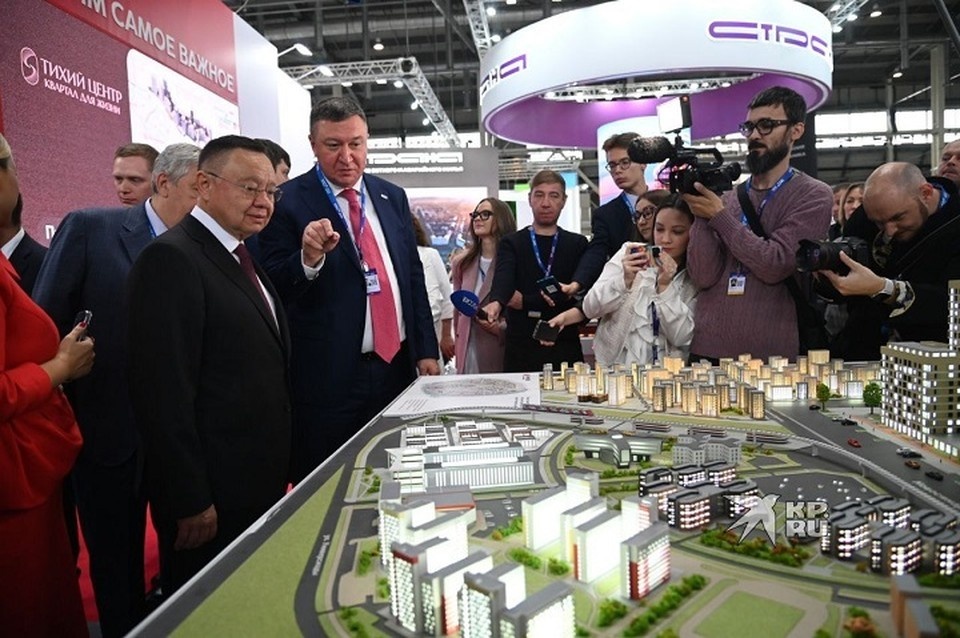    Ирек Файзуллин осмотрел экспозицию выставки TechnoBuild Ольга ЮШКОВА