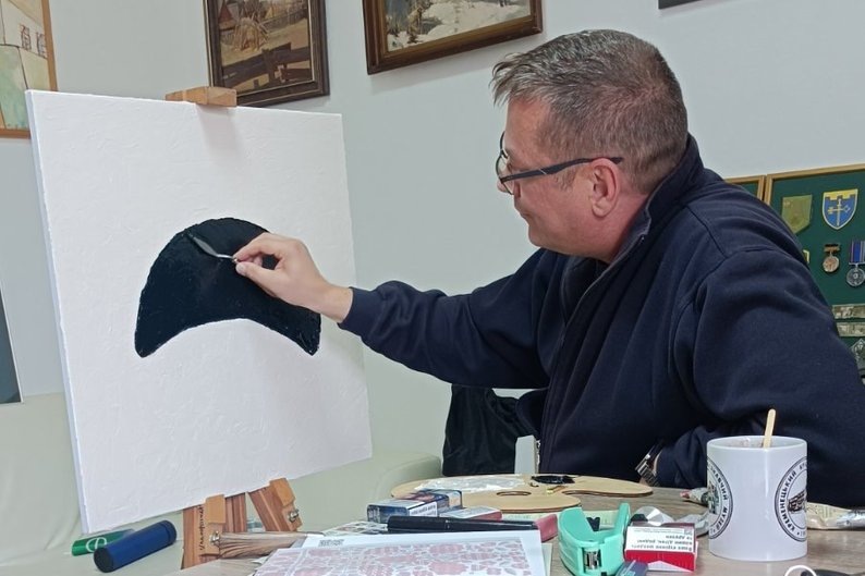    «Жест и вызов». Директор музея из Тернопольской области озадачил мир картиной «Чёрный вареник»