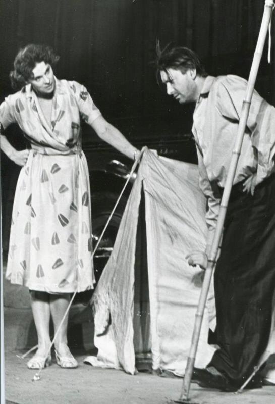 Н.П. Вишневская и Г.М. Вицин в спектакле «Дикари». Москва, Театр имени М.Н. Ермоловой. 1958 год. Государственный центральный театральный музей имени А.А. Бахрушина
