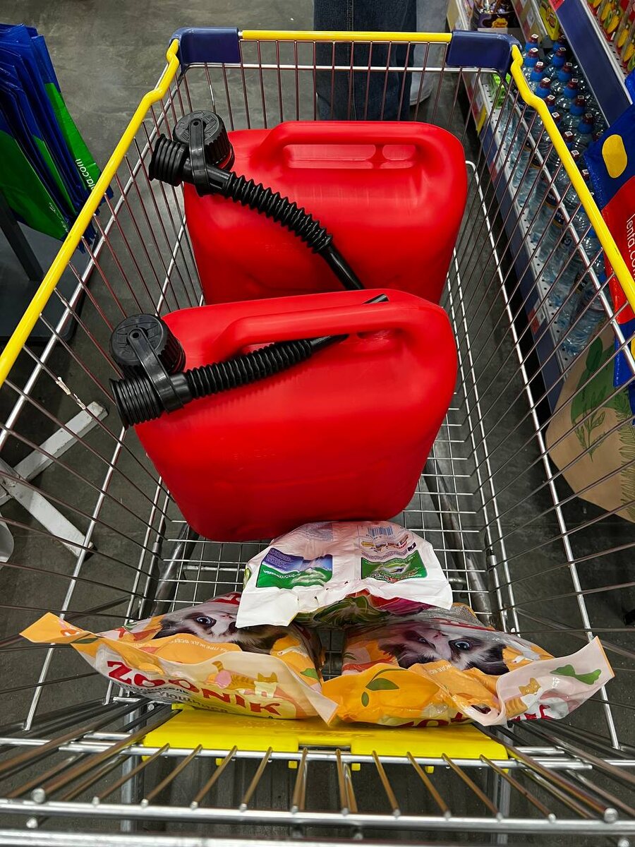 Придется на всякий случай взять канистры и привезти свой бензин. Муж заправляется 100, его может и не быть, а домой как-то уехать надо будет